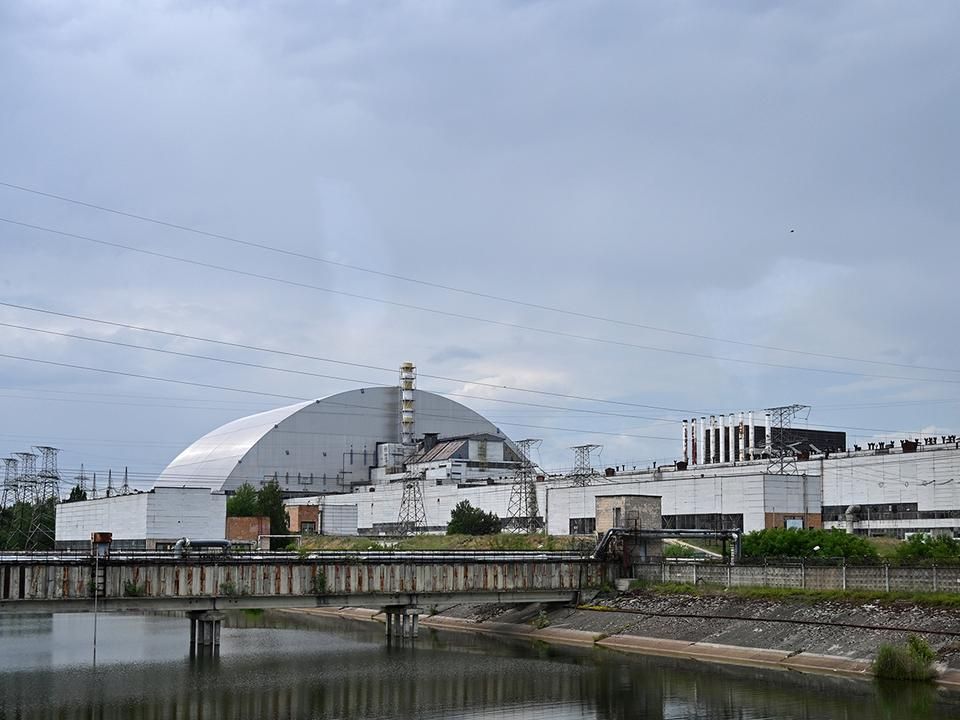 A csernobili atomerőmű napjainkban – a második, biztonságosabb acélszarkofággal (Fotó: AFP)