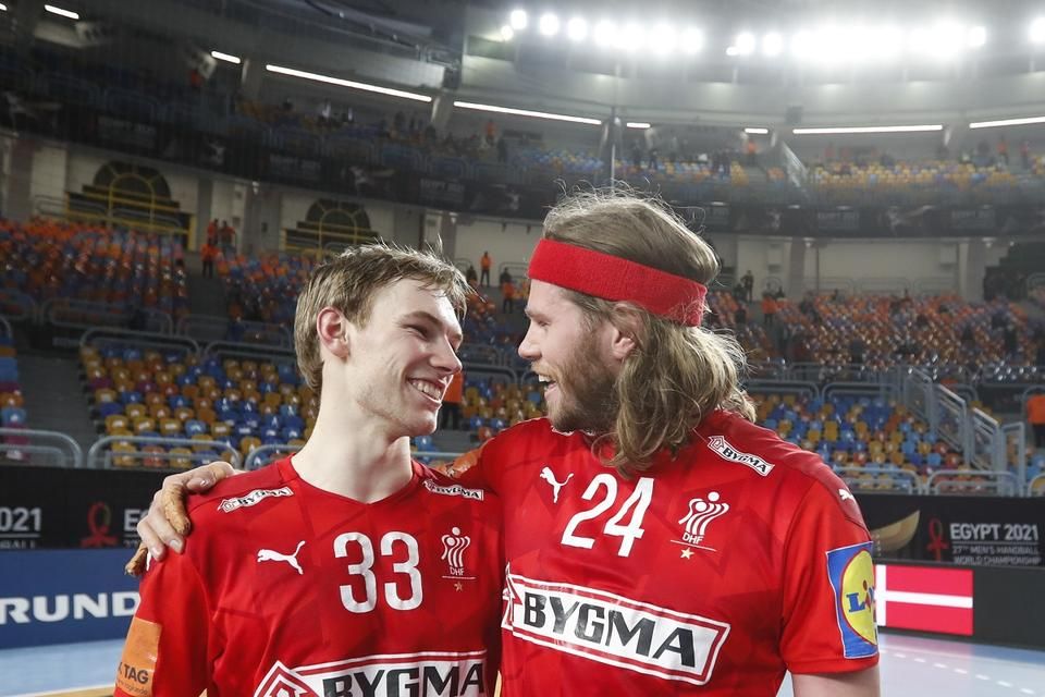 AZ MVP-nek megválasztott Mikkel Hansen is elégedett lehetett a 21 éves Matthias Gidsel teljesítményével (Fotó: Kovács Anikó/MKSZ)