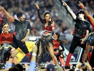 Selena Gomez jelentette a dallasi meccs szünetének 
fénypontját (Fotó: Action Images)