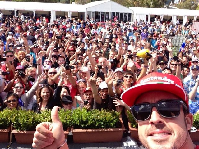 Fernando, háta mögött a boldog rajongókkal... (Forrás: Twitter)