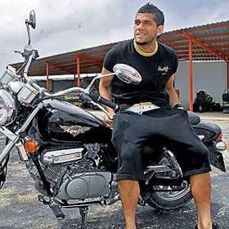 Dani Alves motoron (Fotó: Futbolreal.com)