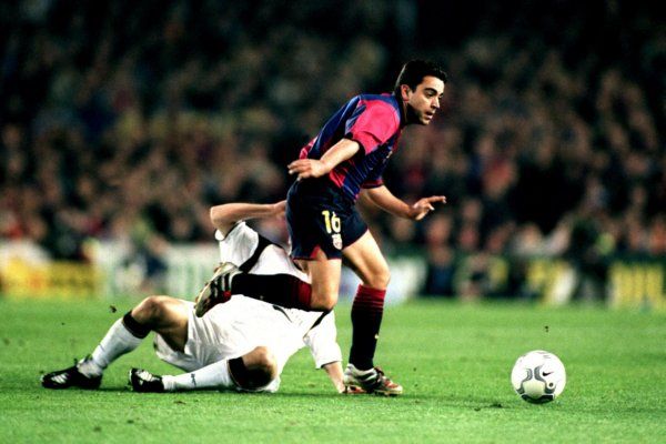 Xavi 2001 áprilisában a liverpooli Vladimír Smicer mellett húz el (Fotó: whoateallthepies.tv)