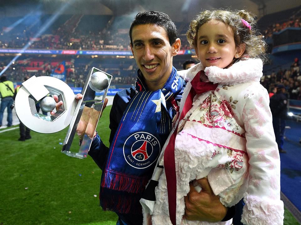 Ángel Di María és kislánya a francia bajnoki trófea másával 2016-ban (Fotó: AFP)
