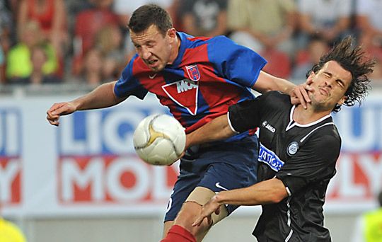 Nagy harc a labdáért – Elek Ákos (balra) vehemensen küzd az ellenféllel (Fotó: Németh Ferenc)