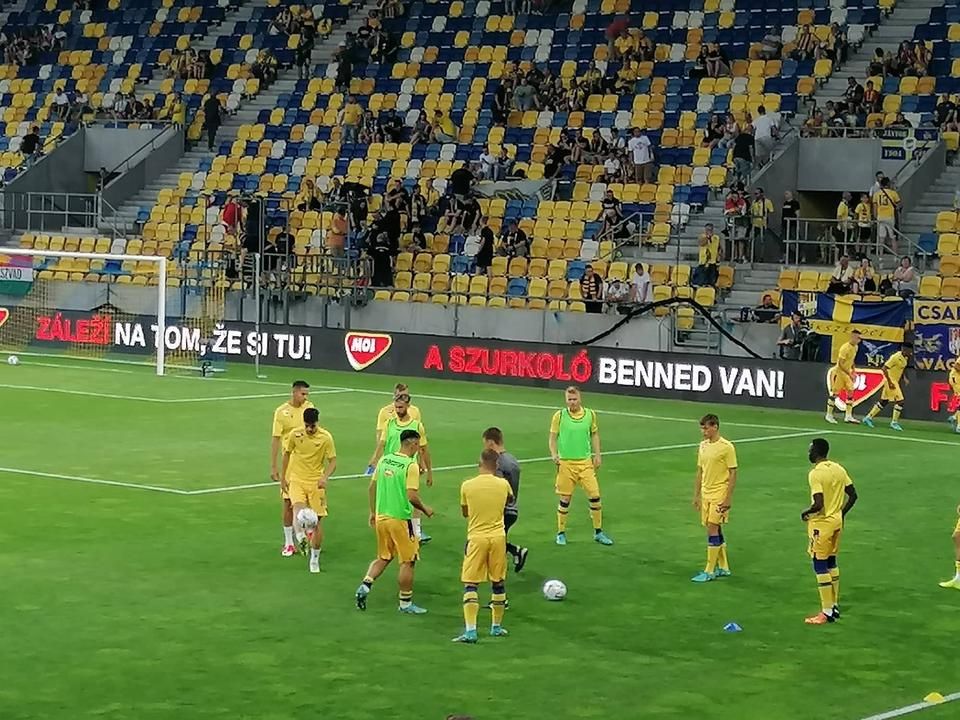 A meccs előtti bemelegítésen már Kalmár Zsolt is ott volt a pályán (fotó: Duducz Tibor)
