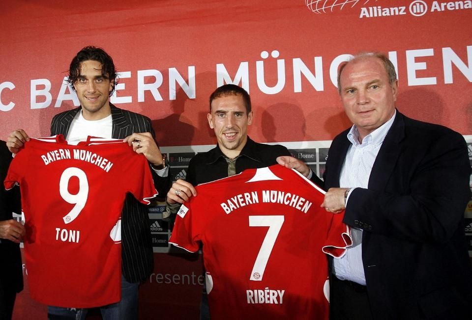 Hoeness és a 2006–2007-es bajnoki fiaskó (a Bayern lemaradt a BL-indulásról is) után érkező erősítések: Luca Toni és Franck Ribéry (Fotó: AFP)
