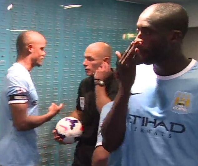 12.24 –Kompany reklamál egy kicsit a bírónál (Fotó: dailymail.co.uk)