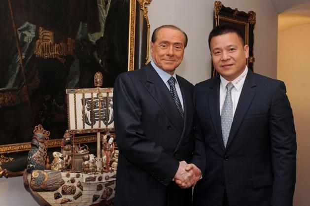 Múlt és jelen: Silvio Berlusconi és Li Jung-hung. De mit hoz a jövő a Milannak? (Fotó: AFP)