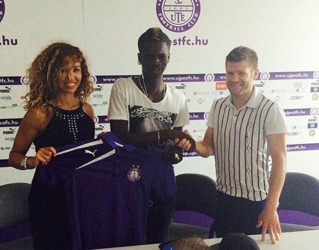 Falaye Sacko Böőr Zoltánnal és az Újpest mezével (Fotó: L'Essor)