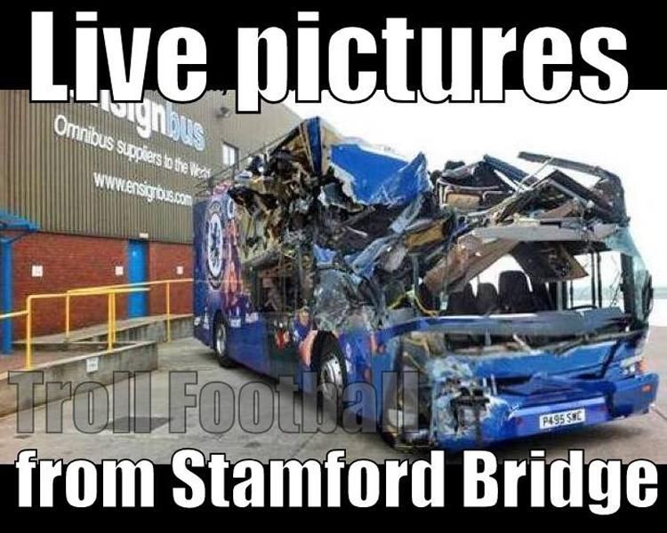 „Élőben a Stamford Bridge-ről” – felkapta a mémtornádó a Chelsea-buszt