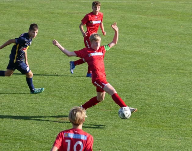 Szekér Botond (labdával) a Burgenland Akadémia U15-ös együttesének a csapatkapitánya