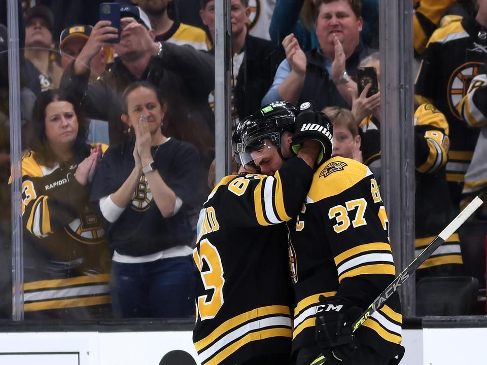 Hiába döntögetett az alapszakaszban ligacsúcsokat, már a rájátszás első körében búcsúzott a Boston Bruins (Fotó: Getty Images)