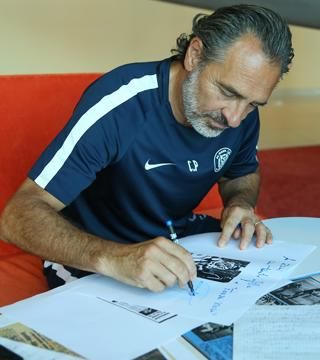 Cesare Prandelli éppen „átírja” lapunk tudósítását, amely az 1979-ben lejátszott Juventus–Rába ETO (2–0) mérkőzésről készült. (Fotó: Szabó Miklós)
