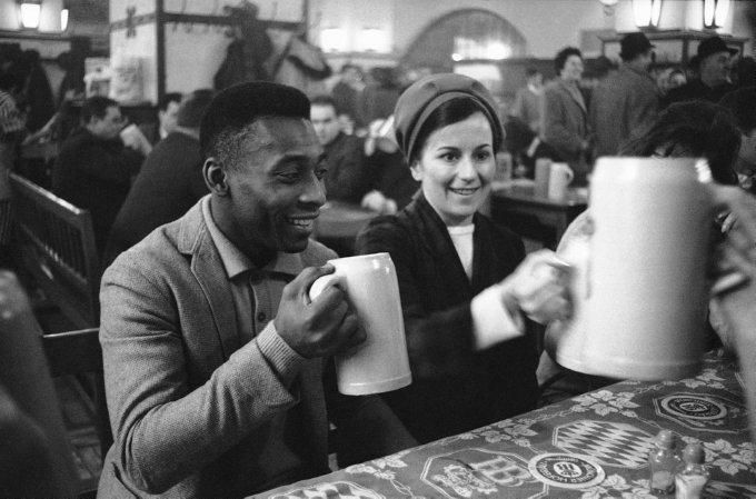 Pelé és első felesége, Rosemeri Németországban töltötte a nászútját 1966-ban. Münchenben söröznek (forrás: whoateallthepies.com)
