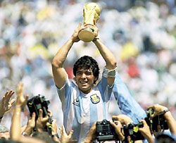 Maradona 1986-ban a magasba emelhette a vb-trófeát