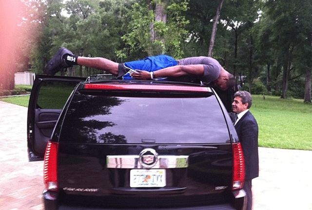 Dwight Howard a tetőn át próbál bejutni egy Cadillac Escalade-be (Fotó: Marca.com)