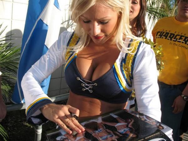 Az egyik cheerleader...