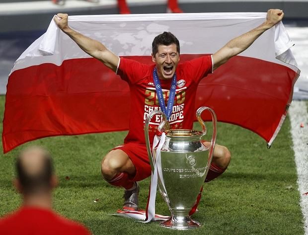 Az örömittas Robert Lewandowski: a 2020-as Bajnokok Ligája-döntő után a trófeával és a lengyel zászlóval (Fotó: AFP)