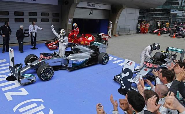 Lewis Hamilton (középen) egymást követő harmadik futamgyőzelmét aratta Kínában (Fotó: Reuters)