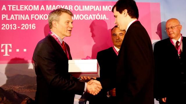 Bálint Mátyás átveszi a MOB elismerő oklevelét (Fotó: Mirkó István)