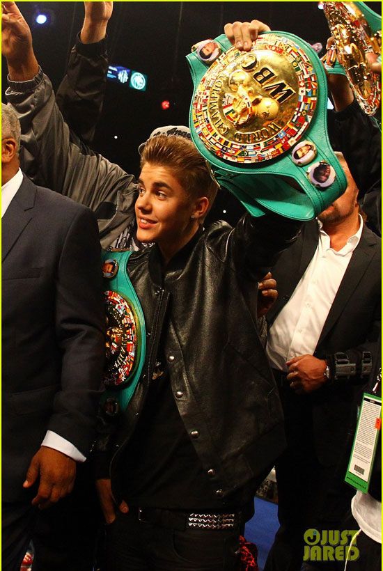 Justin Bieber Mayweather öveivel: mintha most nyerte volna el őket (Forrás: justjared.com)