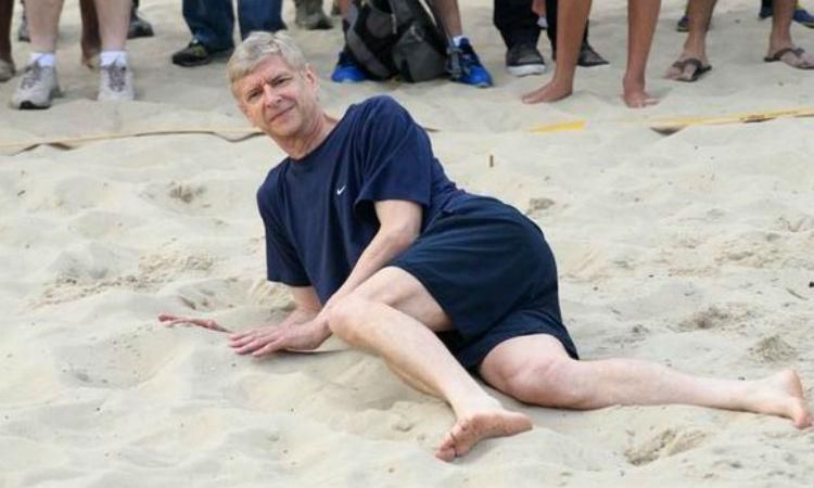 Wenger a homokban pózolt
