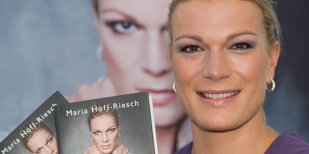 Maria Höfl-Riesch bemutatja önéletrajzi könyvét (Fotó: sport.oe24.com)