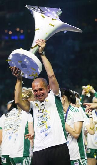 Nehezen felülmúlható első vezetőedzői idény Győrben:
 Danyi Gábor a Bajnokok Ligája trófeájával (Fotó: Tumbász Hédi)