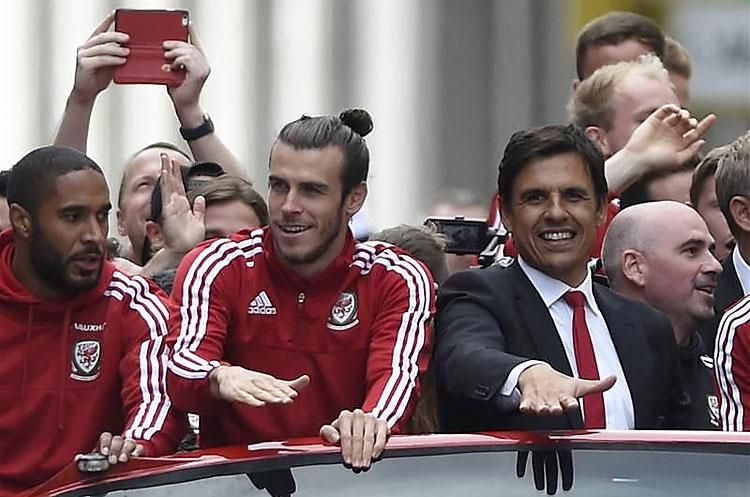 Walesi kulcsemberek, öltönyben Chris Coleman (Fotó: Reuters)