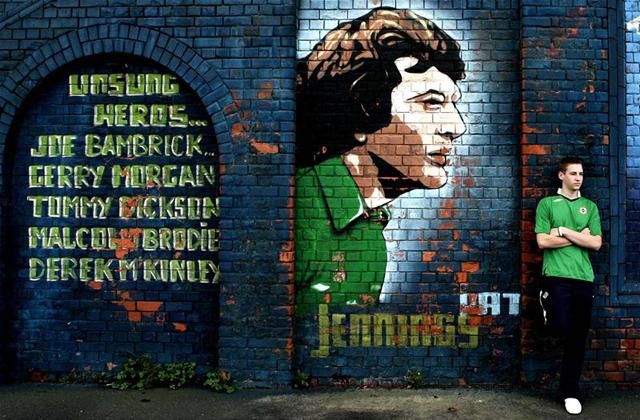 Jellegzetes falfestmény Észak-Írországban, rajta a helyi futball-legenda Pat Jennings (Fotó: Action Images)