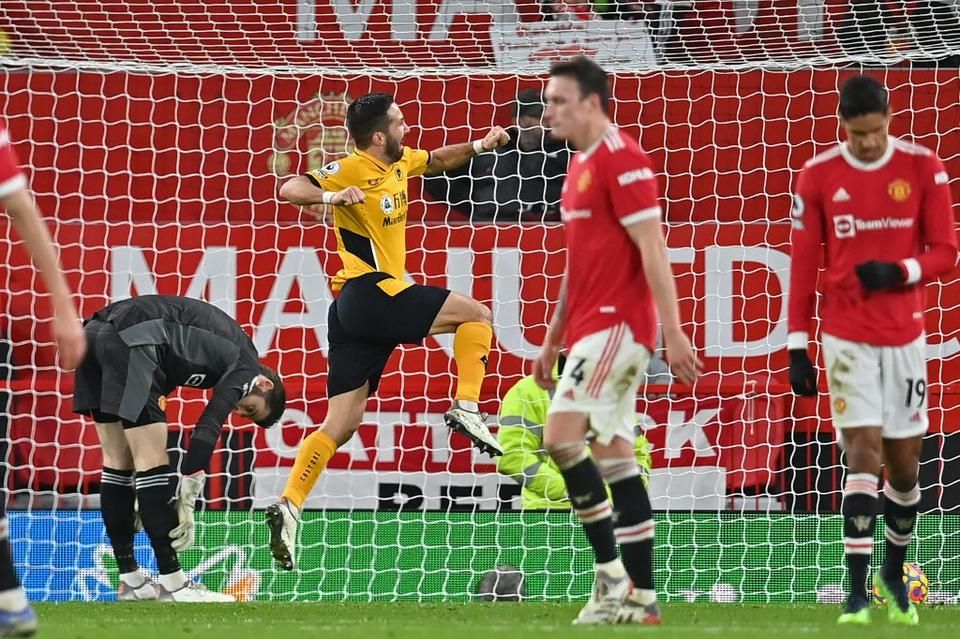 A Rangnick-korszak eddigi legszomorúbb manchesteri pillanata: a Wolverhampton középpályása, Joao Moutinho ünnepli az Old Traffordon szerzett győztes gólját (Fotó: AFP)