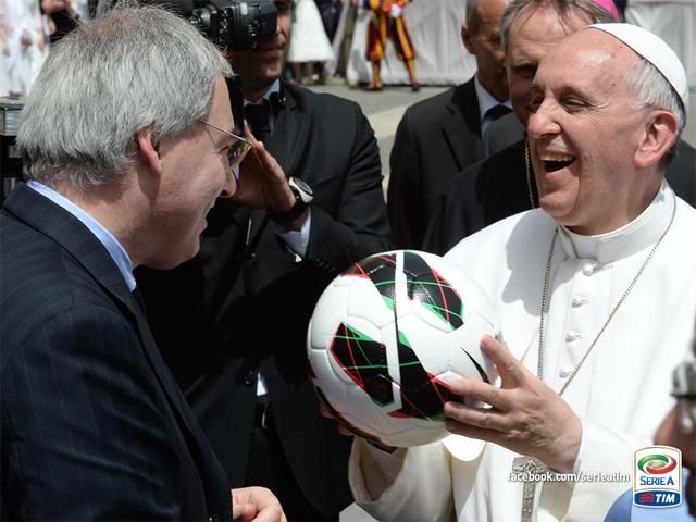 Ferenc pápa labdát is kapott a mezek mellé (Fotó: Serie A TIM)