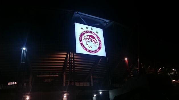 A stadion a megvilágításoknak köszönhetően éjszaka is szép látványt nyújt
