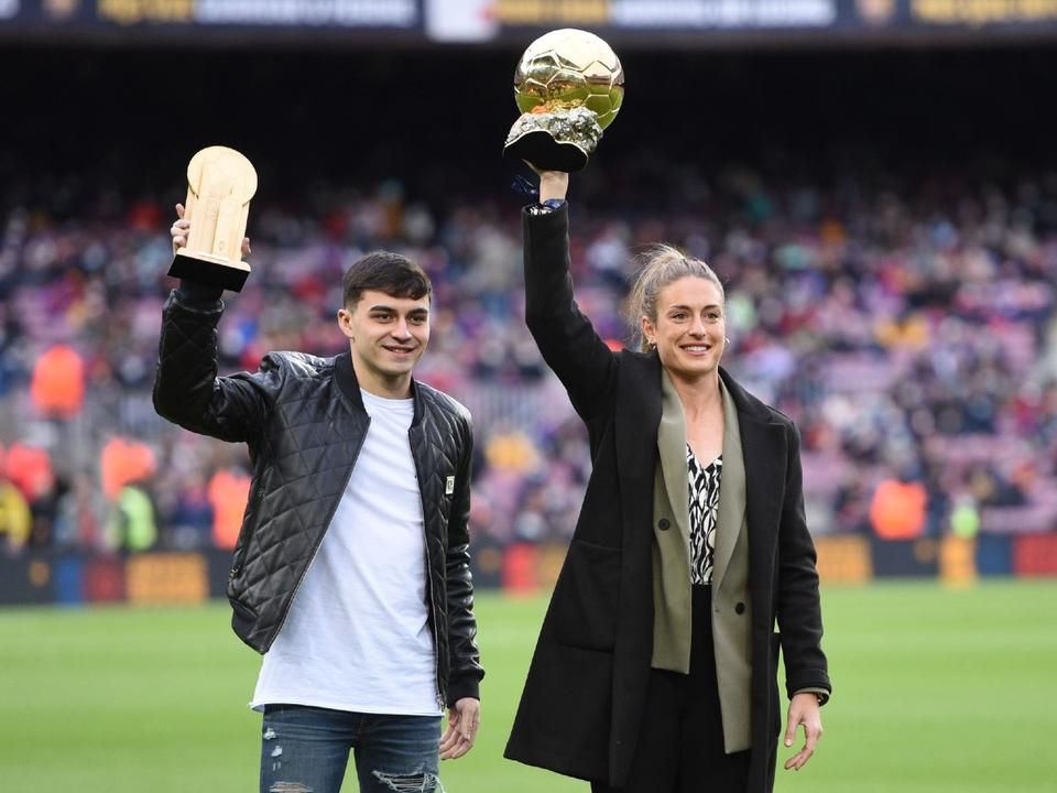 A legjobb U21-es játékosnak választott Pedrid és a nőknél Aranylabdát nyert Alexia Putellast köszöntötték a mérkőzés előtt (Fotó: Getty Images)