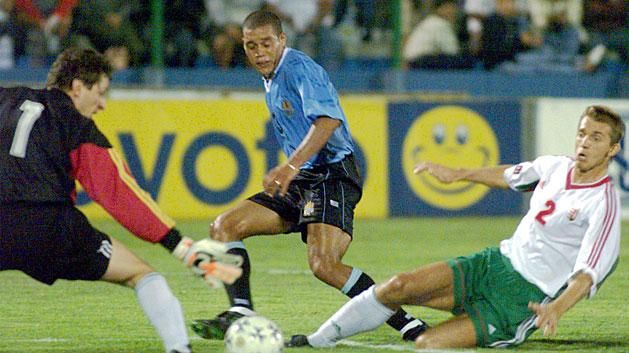 Darío Rodríguez gólt lő Mészöly Géza mellől a maldonadói mérkőzésen