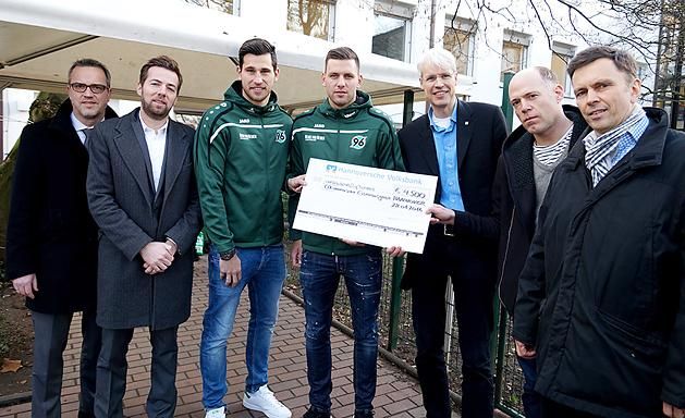 Szalaiék egy 4500 eurós csekket is átadtak (Fotó: hannover96.de)