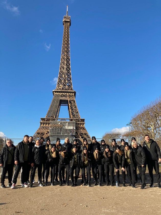 A csapat hétfőn az Eiffel-toronynál járt