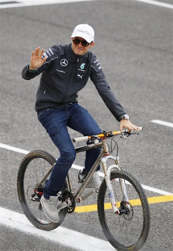 Rosberg a kerékpáros pályabejáráson