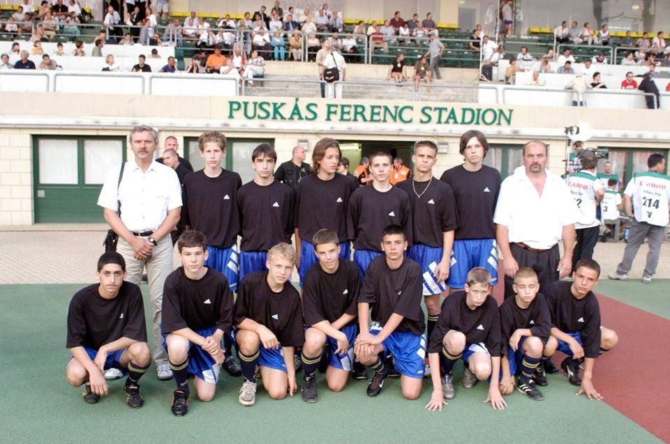 2003 tavasza, Gulácsi Péter (álló sor, balról a második) labdaszedő a magyar válogatott mérkőzésén (Forrás: Hernády András)
