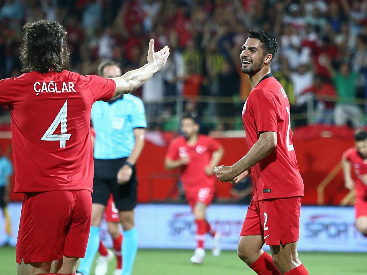 Zeki Celik (jobbra) szerezte a törökök mindkét gólját (Fotó: AFP)