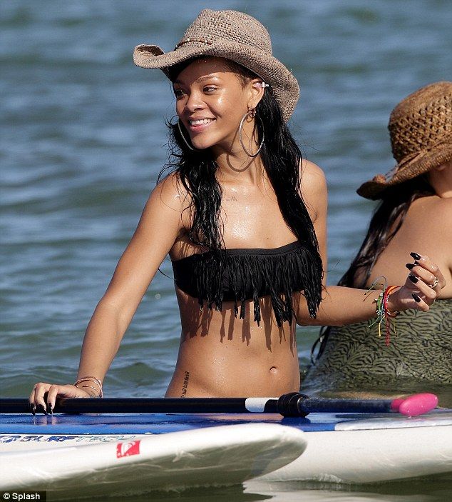Rihanna lenyűgöző idomai (Fotó: Daily Mail)