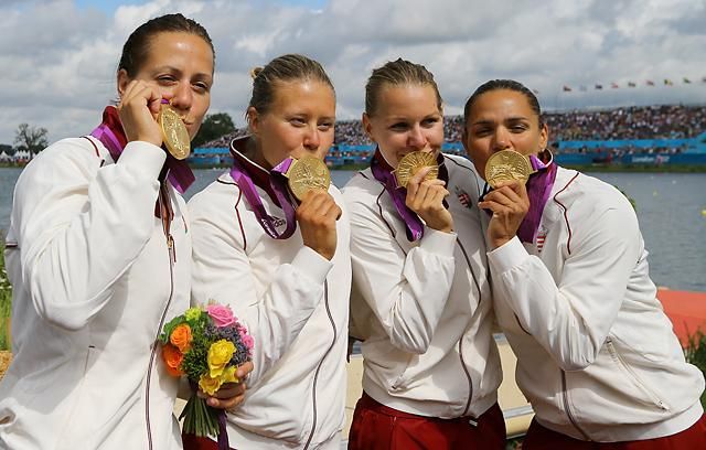 Az aranynégyes: Fazekas-Zur Krisztina, Kozák Danuta, Szabó Gabriella, Kovács Katalin (Fotó: Szabó Miklós)