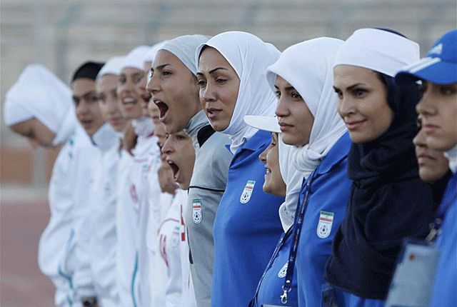 Itt még úgy tűnt, lesz meccs: az iráni csapat a himnuszt énekli (Fotó: Action Images)