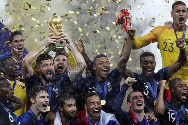 Négy évvel ezelőtt a francia válogatott nyerte meg a világbajnokságot, ráadásul azóta Karim Benzemára is számíthat Didier Deschamps szövetségi kapitány, így bárki is legyen az ellenfél, jó esély mutatkozik a címvédésre (Fotó: AFP)