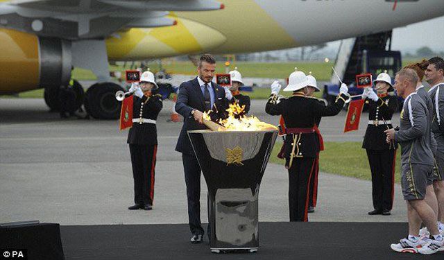 A láng meggyújtása a londoni Heathrow repülőtéren (Forrás: facebook.com/beckham)