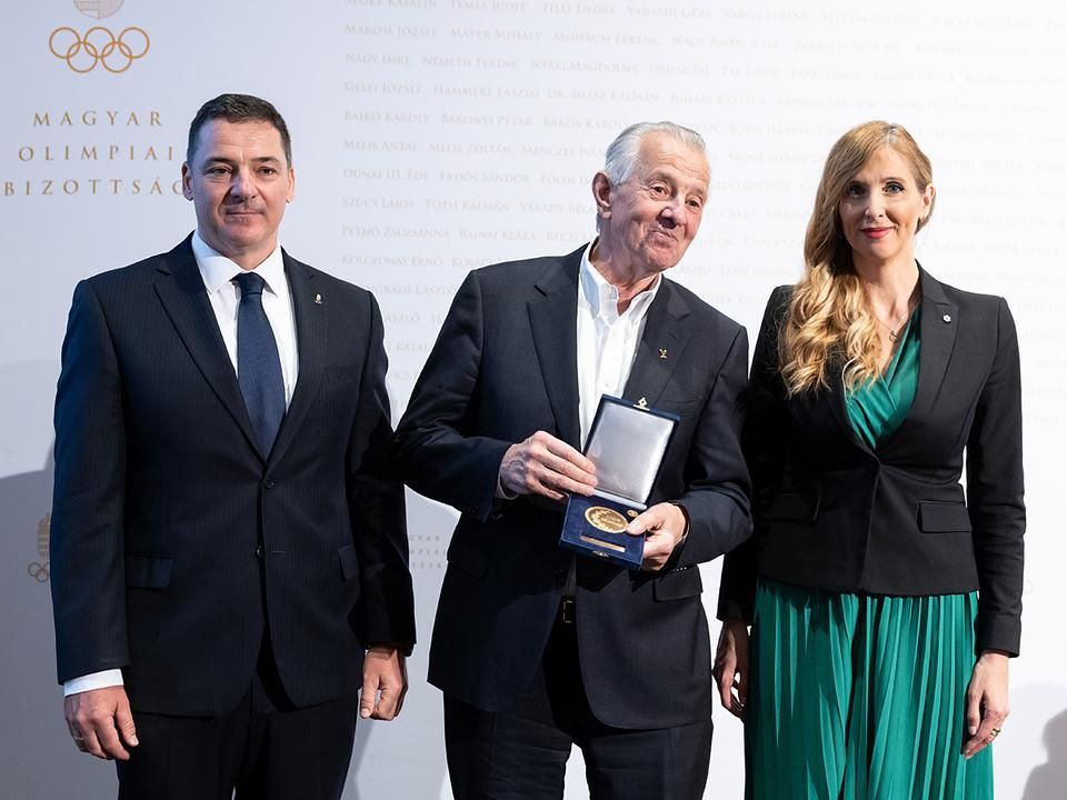 Pál Schmitt (middle) received a lifetime achievement award from MOB (Photo: Károly Árvai)