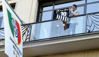Tévez a székház erkélyén (Fotó: La Gazzetta dello Sport)