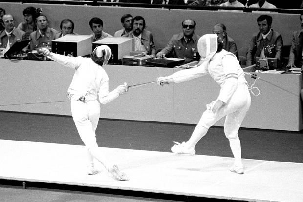 1972, München: a férfi tőr egyéni döntőben Kamuti Jenő (jobbra) a lengyel Witold Woyda ellen vívott s lett ezüstérmes (Fotó: MTI)