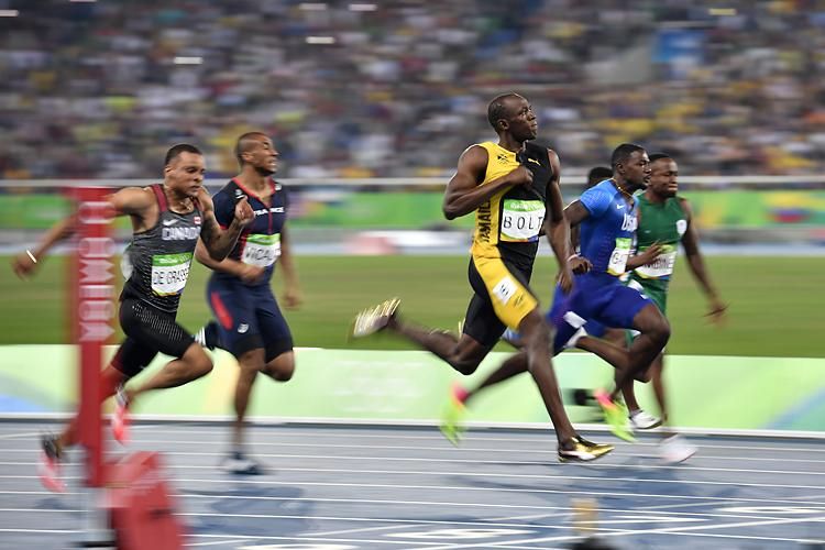 Az immár hétszeres olimpiai bajnok Usain Bolt már 98 méternél a mellét verte (Fotó: AFP)