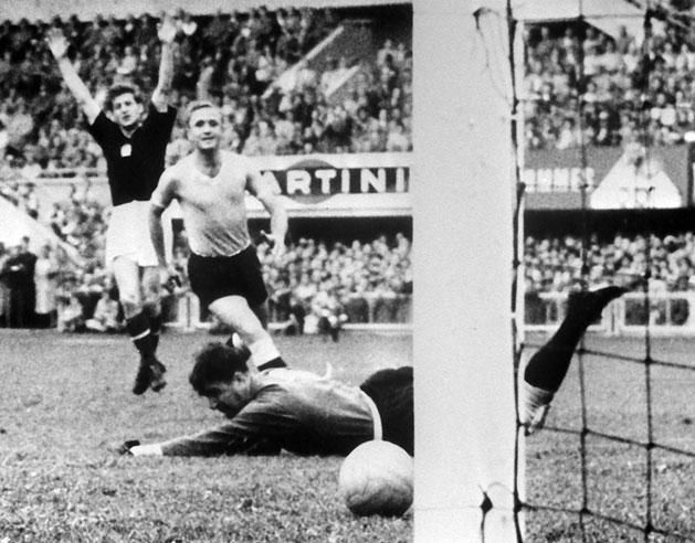 Czibor Zoltán Uruguaynak lőtt gólja az 1954-es világbajnokság elődöntőjében